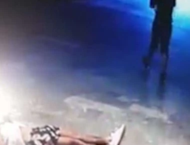 Του έριξε μια μπουνιά και τον έστειλε στην εντατική! (βίντεο)